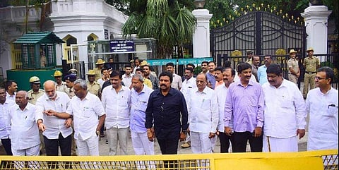 രാജിവെച്ച എംഎല്‍എമാരെ മന്ത്രിമാരാക്കാമെന്ന് ബിജെപി വാഗ്ദാനം ; അനുനയ ശ്രമവുമായി കോണ്‍ഗ്രസ്; കര്‍ണാടകയില്‍  നിര്‍ണായക നീക്കങ്ങള്‍