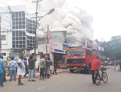 കൊച്ചി തോപ്പുംപടിയില്‍ ചെരുപ്പുകടയില്‍ തീ പിടിത്തം