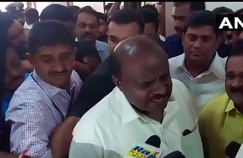കുമാരസ്വാമി മാധ്യമ പ്രവര്‍ത്തകരോടു സംസാരിക്കുന്നു/എഎന്‍ഐ, ട്വിറ്റര്‍