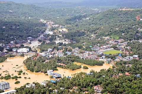 നാളെ ഒരു ജില്ലയിലും റെഡ് അലര്‍ട്ടില്ല; ആറ് ജില്ലകളില്‍ ഓറഞ്ച് അലര്‍ട്ട്; മഴക്കെടുതിയില്‍ മരണം 76 (വീഡിയോ)