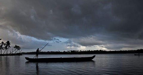 പടിഞ്ഞാറു നിന്ന് കാര്‍മേഘക്കൂട്ടങ്ങള്‍ വന്‍തോതില്‍ ; കേരളത്തില്‍ മഴയുടെ 'ഭാവം' മാറുന്നു