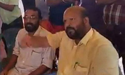 ആളുകള്‍ മുഴുവന്‍ വെള്ളത്തിലായിരിക്കുന്നതിന്റെ ഉത്തരവാദിത്തം നിങ്ങള്‍ക്കാണ്; അറസ്റ്റ് ചെയ്യുകയാണ് വേണ്ടത്, ബണ്ട് പൊളിച്ചിട്ട് പോയാല്‍ മതി: ഉദ്യോഗസ്ഥരെ വിരട്ടി മന്ത്രി