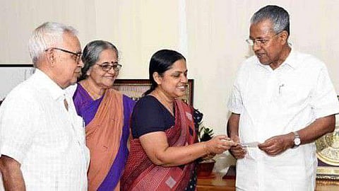 മകന്റെ വിവാഹത്തിന് ഇനി ആര്‍ഭാടങ്ങളില്ല; കരുതിവെച്ച് അഞ്ച് ലക്ഷം ദുരിതാശ്വാസനിധിയിലേക്ക് നല്‍കി എംഎല്‍എ