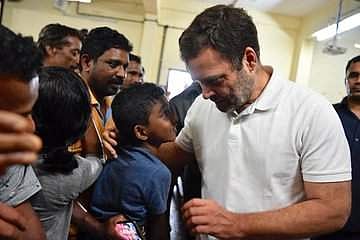 പുതപ്പിനും പായക്കും പിന്നാലെ, അമ്പതിനായിരം കിലോ അരിയും ; മഴക്കെടുതിയില്‍ തകര്‍ന്ന വയനാടിന് സാന്ത്വനവുമായി രാഹുല്‍ഗാന്ധി