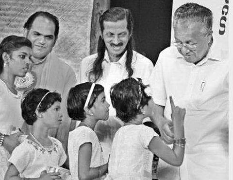 ദുരിതാശ്വാസ നിധിയിലേക്ക് കുഞ്ഞു കുടുക്കകളിലെ സമ്പാദ്യവുമായി ഗാന്ധിഭവനിലെ കുട്ടികളെത്തി; ഇത്തവണ ഓണക്കോടി തന്റെവകയെന്ന് മുഖ്യമന്ത്രി