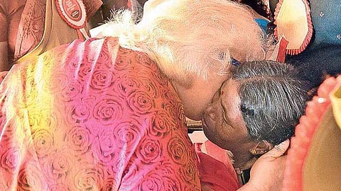 കൂപ്പുകൈകളോടെ കണ്ണീര്‍ തോരാതെ അഭിമന്യൂവിന്റെ അമ്മ; സാന്ത്വനിപ്പിക്കാന്‍ ചെ ഗവാരയുടെ മകള്‍