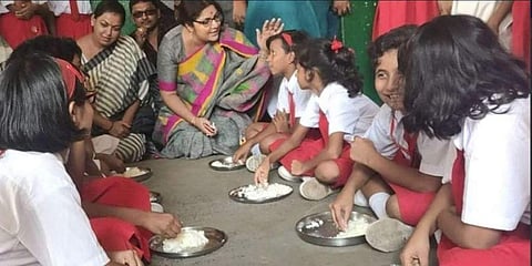 ബിജെപി എംപി ലോകേത് ചാറ്റര്‍ജി സ്‌കൂള്‍ സന്ദര്‍ശിച്ചപ്പോള്‍