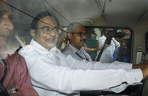 ചിദംബരത്തെ കോടതിയില്‍ ഹാജരാക്കാനായി കൊണ്ടുവരുന്നു/പിടിഐ