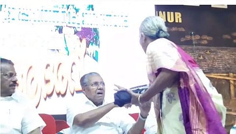 'ഇരിക്കവിടെ, അവിടെപ്പോയിരിക്ക്...'; വേദിയിലെത്തിയ സ്ത്രീയോട് ചൂടായി മുഖ്യമന്ത്രി, വീഡിയോ വൈറല്‍