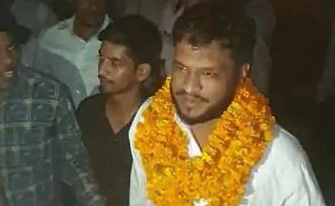 ബുലന്ദ്ഷഹറില്‍ പൊലീസുകാരനെ കൊലപ്പെടുത്തിയ പ്രതികള്‍ പുറത്തിറങ്ങി: ജയ് ശ്രീറാം വിളിയോടെ വന്‍ സ്വീകരണം