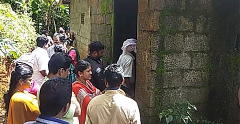 മദ്യപിച്ചു വഴക്കിട്ടു?;ഭാര്യയെ വെട്ടിക്കൊലപ്പെടുത്തി ഭര്‍ത്താവ് തൂങ്ങി മരിച്ചു; കയററ്റ് മൃതദേഹം താഴെ