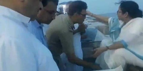 'രാജാവിനെക്കാള്‍ വലിയ രാജഭക്തി'; യൂണിഫോമില്‍ മുഖ്യമന്ത്രിയുടെ കാല്‍തൊട്ട് വണങ്ങി ഐപിഎസ് ഉദ്യോഗസ്ഥന്‍; വിവാദം; വീഡിയോ വൈറല്‍