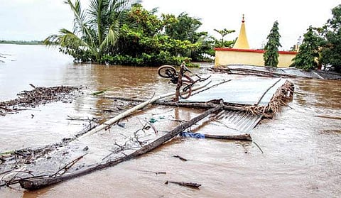 പ്രളയക്കെടുതിയില്‍ കര്‍ണാടകയും മഹാരാഷ്ട്രയും ; 28 മരണം ; നിരവധി ഗ്രാമങ്ങള്‍ വെള്ളത്തിനടിയില്‍ ; നദികള്‍ കരകവിഞ്ഞൊഴുകുന്നു