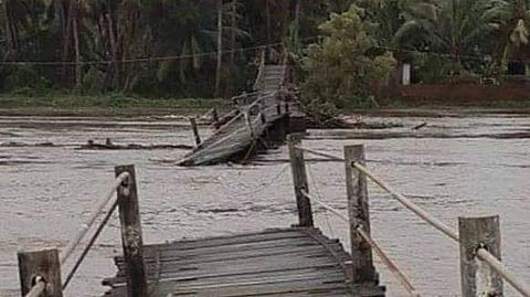 കേരളത്തിലെ ഏറ്റവും വലിയ നടപ്പാലം ഒലിച്ചുപോയി 