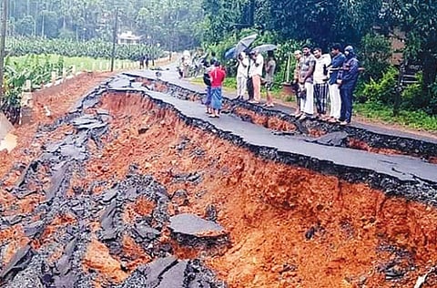 വയനാട് ഒറ്റപ്പെട്ടു; ചുരങ്ങള്‍ അപകടാവസ്ഥയില്‍; ഗതാഗതം നിലച്ചു; അതിതീവ്ര മഴ തുടരുന്നു