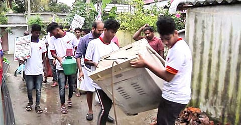 ദുരിതാശ്വാസ നിധിയിലേക്ക് പണം കണ്ടെത്താന്‍ ആക്രി സാധനങ്ങള്‍ ശേഖരിച്ച് വില്‍പന; വേറിട്ട വഴിയുമായി ഡിവൈഎഫ്‌ഐ