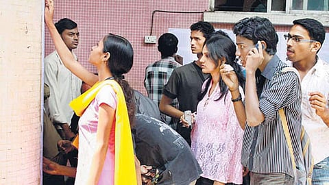 അധ്യാപകര്‍ കുട്ടികളെ വീട്ടിലേക്ക് ക്ഷണിക്കരുത്;അനുമതിയില്ലാതെ ഒരുമിച്ച് യാത്ര ചെയ്യരുത്‌; ഉത്തരവുമായി സര്‍വകലാശാല