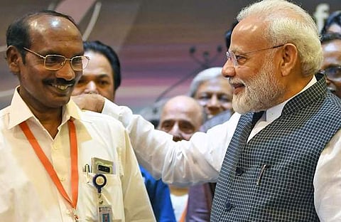 ഐഎസ്ആര്‍ഒ മേധാവി കെ ശിവന്‍ പ്രധാനമന്ത്രി നരേന്ദ്ര മോദിക്കൊപ്പം
