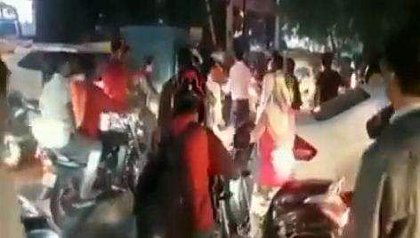 ട്രാഫിക് ബ്ലോക്കിൽ കുടുങ്ങി; വിഐപി പരിവേഷം മാറ്റിവച്ച് ട്രാഫിക് ഡ്യൂട്ടിക്കിറങ്ങി മന്ത്രി (വീഡിയോ)