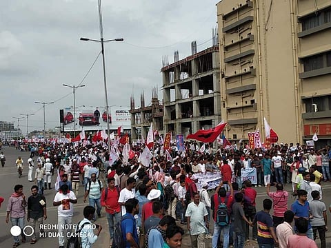 തൊഴിലില്ലായ്മ: മമതയ്ക്ക് എതിരെ ഇടത് സംഘടനകളുടെ നേതൃത്വത്തില്‍ ആയിരങ്ങളുടെ മാര്‍ച്ച്; ലാത്തിചാര്‍ജ് (വീഡിയോ)