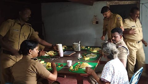 ഏഴുമക്കളും വിദേശത്ത്, ഓണനാളിലും ഒറ്റപ്പെടലിന്റെ ദൈന്യതയില്‍ 93 വയസ്സുകാരി; 'നന്മ' സദ്യയൊരുക്കി പൊലീസ്, കയ്യടി