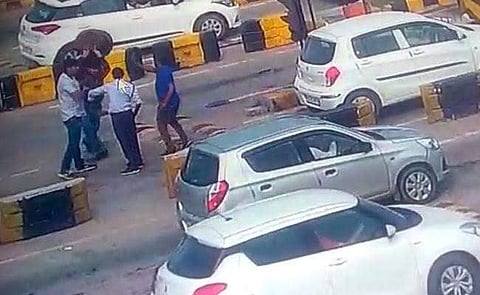 ടോള്‍ നല്‍കുന്നതിനെച്ചൊല്ലി തര്‍ക്കം: സുരക്ഷാ ഉദ്യോഗസ്ഥന് മര്‍ദനം