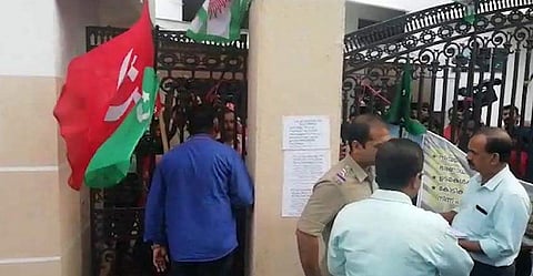 പുനരധിവാസ നീക്കവുമായി നഗരസഭ, ചൊവ്വാഴ്ചക്കകം അപേക്ഷ നല്‍കണം, ഫ്ളാറ്റുകളില്‍ നോട്ടീസ്, പ്രതിഷേധവുമായി ഫ്ളാറ്റ് ഉടമകള്‍ 
