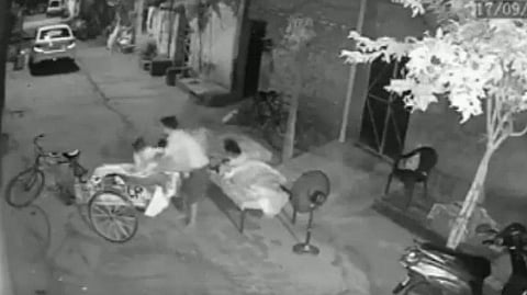 അമ്മയോടൊപ്പം ഉറങ്ങിക്കിടന്ന നാലുവയസ്സുകാരിയെ അര്‍ധരാത്രിയില്‍ തട്ടിക്കൊണ്ടുപോകാന്‍ ശ്രമം;  അക്രമി അറസ്റ്റില്‍; വീഡിയോ വൈറല്‍