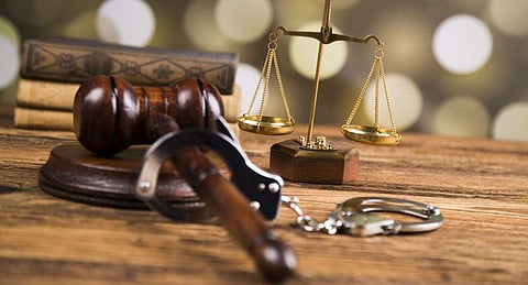 സ്ത്രീകള്‍ക്ക് നേരെ നടുവിരല്‍ ഉയര്‍ത്തരുത്: അതിക്രമമായി കണക്കാക്കുമെന്ന് കോടതി