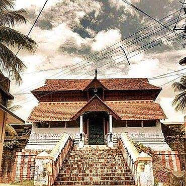 തിരുവാഭരണം ഒളിപ്പിച്ചുകടത്തിയത് പ്രസാദത്തട്ടില്‍ ; പൂജാരിയുടെ ഭാര്യയുടെ സ്വര്‍ണഭ്രമം കുരുക്കായി ; പ്രതികള്‍ക്ക് തടവുശിക്ഷ