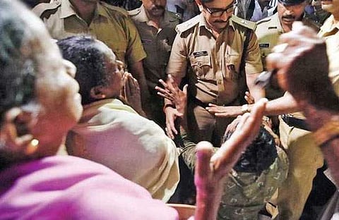പിറവം പള്ളിക്കുള്ളില്‍ തമ്പടിച്ചിട്ടുള്ള യാക്കോബായ വിശ്വാസികളോട് പൊലീസ് സംസാരിക്കുന്നു