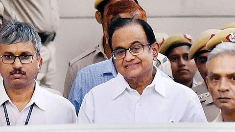 ഹര്‍ജി 'കോപ്പിയടിച്ചു' , ഡികെ ശിവകുമാര്‍ മുന്‍ ആഭ്യന്തര മന്ത്രിയായി; കോടതിയുടെ രൂക്ഷ വിമര്‍ശനം