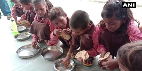 ഉച്ചഭക്ഷണത്തിന് ഉപ്പും ചപ്പാത്തിയും; മാധ്യമപ്രവര്‍ത്തകനെ പിന്തുണച്ച് പാചകക്കാരിയും ഗ്രാമീണരും രംഗത്ത് 