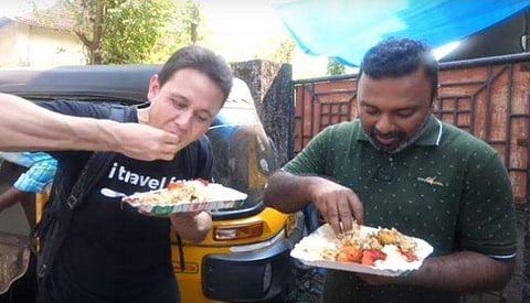 2000 പേര്‍ക്ക് ബിരിയാണിയുണ്ടാക്കുന്നത് കണ്ട് മാര്‍ക്ക് വിന്‍സ്, രുചി അറിഞ്ഞത് റോഡില്‍ നിന്ന്; വിമര്‍ശനം