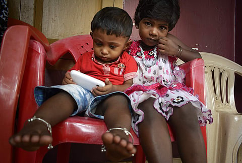 'കുഞ്ഞുങ്ങള്‍ക്ക് അമ്മമാരുടെ കണ്ണുകളുമായി സംസാരിക്കാനേ കഴിയുന്നില്ല'- സൈബറിടങ്ങളില്‍ നഷ്ടമാകുന്ന ബാല്യം