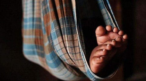 ആശുപത്രി ചികിത്സ നിഷേധിച്ചു; യുവതി റോഡരികില്‍ പ്രസവിച്ചു; ഓടിയെത്തി എംഎല്‍എ
