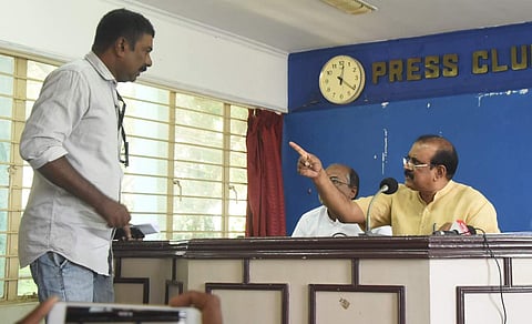 'സ്വപ്‌നലോകത്ത് നിന്ന് താഴേക്ക് ഇറങ്ങിവരേണ്ട കാലം അതിക്രമിച്ചു'; സെന്‍കുമാറിനെതിരെ കേസെടുക്കണമെന്ന് പത്രപ്രവര്‍ത്തക യൂണിയന്‍