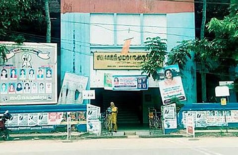 ഹിന്ദി പഠിപ്പിക്കുന്നതിനിടെ വിദ്യാര്‍ഥിനികള്‍ക്ക് 'ബയോളജി' ക്ലാസ്; മുസ്ലിംകള്‍ പാകിസ്ഥാനില്‍ പോവണമെന്ന് പരാമര്‍ശം; അധ്യാപകന് സസ്‌പെന്‍ഷന്‍