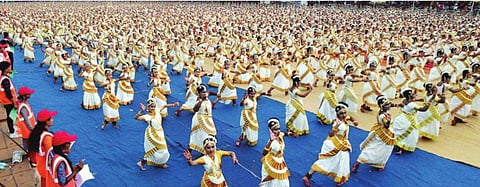 'കുണ്ഡലിനിപ്പാട്ടി'ന് മോഹിനിയാട്ടം നൃത്താവിഷ്‌കാരം ; അണിനിരന്ന് അയ്യായിരത്തിലേറെ നര്‍ത്തകിമാര്‍ ; ഗിന്നസ് റെക്കോഡിലേക്ക്