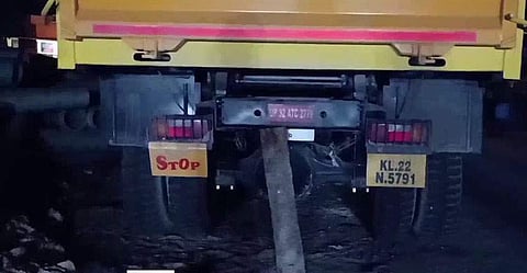 വ്യാജ നമ്പര്‍ പ്ലേറ്റ് ഉപയോഗിച്ച് മണല്‍ കടത്ത്; സിപിഎം ബ്രാഞ്ച് സെക്രട്ടറിയുടെ ടിപ്പര്‍ പിടിച്ചെടുത്തു