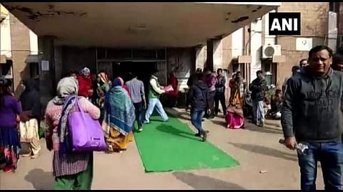 പിഞ്ചുകുട്ടികള്‍ മരിച്ചു വീഴുമ്പോള്‍, മന്ത്രിക്ക് പരവതാനി വിരിച്ച് ആശുപത്രി അധികൃതര്‍ ; ചിത്രങ്ങള്‍ പുറത്ത്, വിവാദം