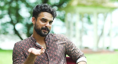 വിദ്യാർത്ഥിയെ സ്റ്റേജിൽ കയറ്റി കൂവിച്ചു; ടൊവിനോ തോമസിനെതിരെ കേസെടുക്കണമെന്ന് കെഎസ്‍യു