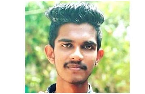 'പൊലീസുകാരിയെ കൊന്ന പോലെ നിന്നെയും കൊല്ലും'; പെണ്‍കുട്ടിയെ തള്ളി താഴെയിട്ട് തുടരെക്കുത്തി, തടയാന്‍ വന്ന ആയയെ ഭീഷണിപ്പെടുത്തി മാറ്റി നിര്‍ത്തി, പതിനേഴുകാരി ഗുരുതരാവസ്ഥയില്‍