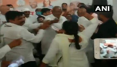 'ബലാത്സംഗ വീരന് ടിക്കറ്റ് നല്‍കരുത്', സ്ഥാനാര്‍ഥി നിര്‍ണയത്തെ എതിര്‍ത്ത വനിതാ നേതാവിനെ വളഞ്ഞിട്ട് ആക്രമിച്ച് കോണ്‍ഗ്രസ് പ്രവര്‍ത്തകര്‍ ( വീഡിയോ)