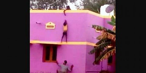 കളിച്ചുകൊണ്ടിരിക്കേ കാല്‍തെറ്റി, ടെറസില്‍ തൂങ്ങിക്കിടന്ന് നാലുവയസുകാരന്‍; അലറിവിളിച്ച് സഹോദരി, രക്ഷകനായി തെരുവോര കച്ചവടക്കാരന്‍- വീഡിയോ