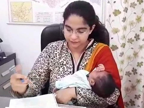 പ്രസവശേഷം പതിനാല് ദിവസം മാത്രം വിശ്രമം; കൈക്കുഞ്ഞുമായി ഓഫീസില്‍; കോവിഡ് പോരാട്ടത്തില്‍ മാതൃകയായി ഐഎഎസ് ഓഫീസര്‍