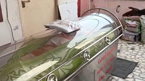 ജീവിതത്തിലേക്ക് തിരികെ എത്തി മണിക്കൂറുകള്‍ക്കകം മരണം; ബന്ധുക്കള്‍ ഫ്രീസറില്‍ സൂക്ഷിച്ചയാള്‍ മരിച്ചു