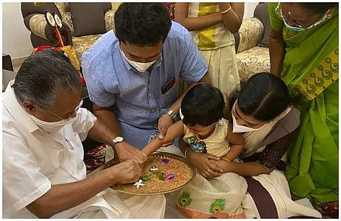 ഡ്രൈവറുടെ കൊച്ചുമകള്‍ക്ക് ആദ്യാക്ഷരം കുറിച്ച് മുഖ്യമന്ത്രി; കോവിഡ് നിയന്ത്രണങ്ങള്‍ പാലിച്ച് വിദ്യാരംഭം (ചിത്രങ്ങള്‍)