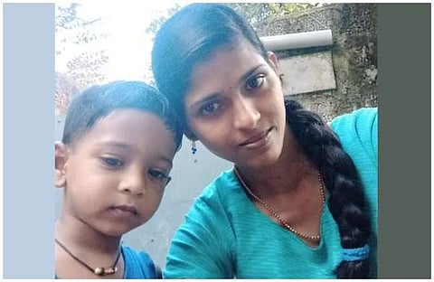 കായലില്‍ ചാടിയ യുവതിയുടെ മകന്റെ മൃതദേഹവും കണ്ടെത്തി; ഭര്‍ത്താവിന് എതിരെ ബന്ധുക്കള്‍