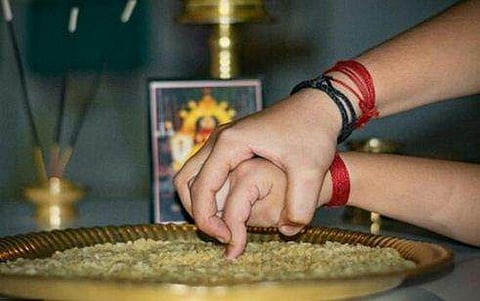വിജയദശമി ദിനത്തിൽ ആദ്യാക്ഷരം കുറിച്ച് കുരുന്നുകൾ; കർശന കോവിഡ് നിയന്ത്രണത്തിൽ ചടങ്ങുകൾ